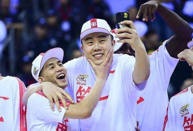 韩德君|砸锅卖铁供韩德君打球！顶薪续约辽宁队后，一家人干农活其乐融融