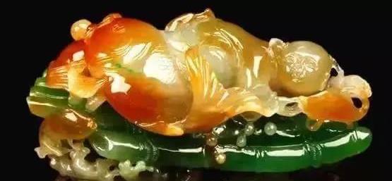 翡翠|大妈戴了款4色玉镯,炫耀说价值300万,行家惊呼:一条“色”得值一个亿。