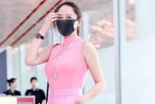 陈乔恩|陈乔恩穿打底衫走机场，造型太美引起热议，被质疑“故意摆拍”