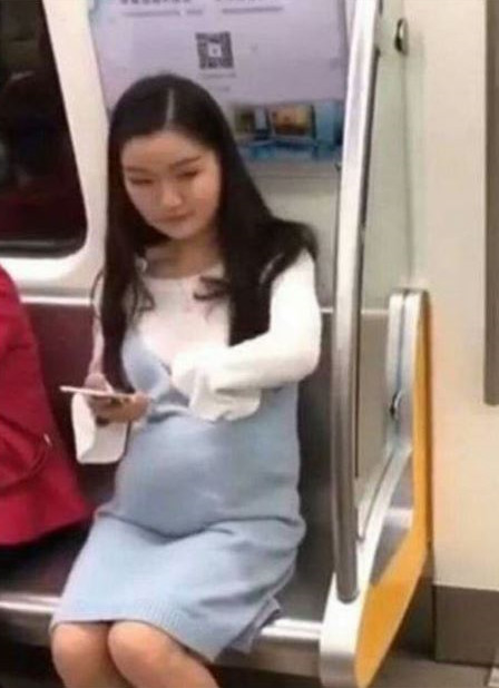 舜网 乘客给孕妇让座,可看到孕妇的肚子里的东西,车厢里的人怒了