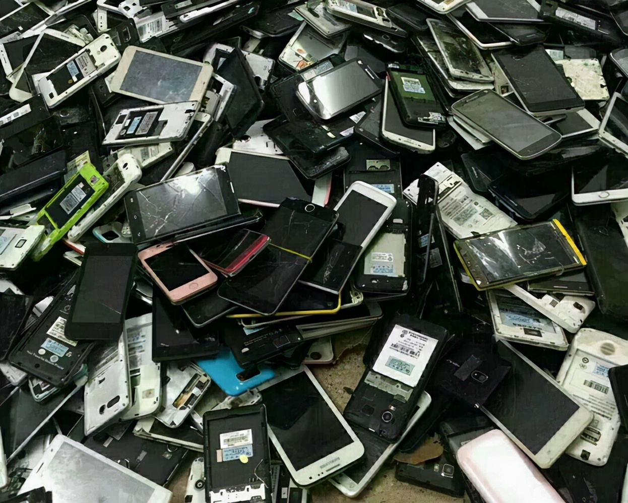 为什么街边会有人高价回收旧手机？原来是因为它里面有这个东西