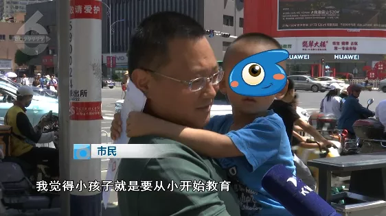 半岛晨报 等红灯时一个举动上了热搜！这个爸爸真棒