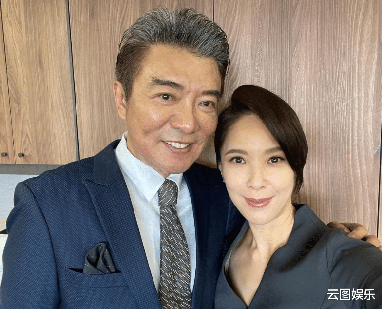 施羽|59岁男星施羽近照精神好，入行30年零绯闻，低调娶妻生娃家庭幸福