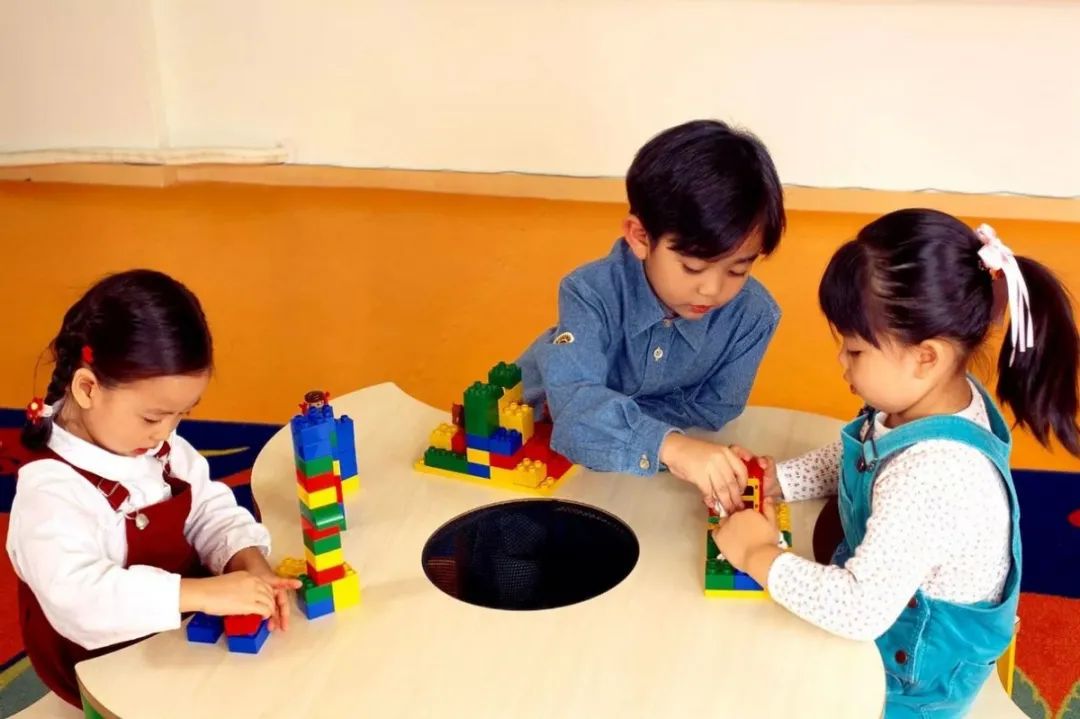 饭饭妈妈育儿|一种新型“冷暴力”正在幼儿园蔓延，家长放任不管孩子很“受伤”