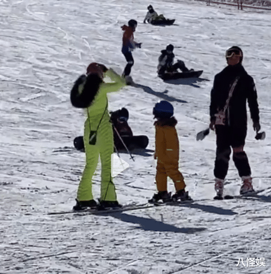 张志林|章子怡带醒醒小苹果滑雪被偶遇，温柔搂粉丝合照，真人被赞超级瘦