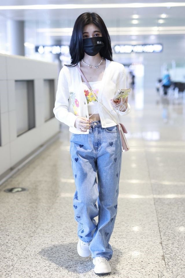 横店|159的鞠婧祎真会穿，奶奶衫配巴掌大内搭，“上短下长”很显高