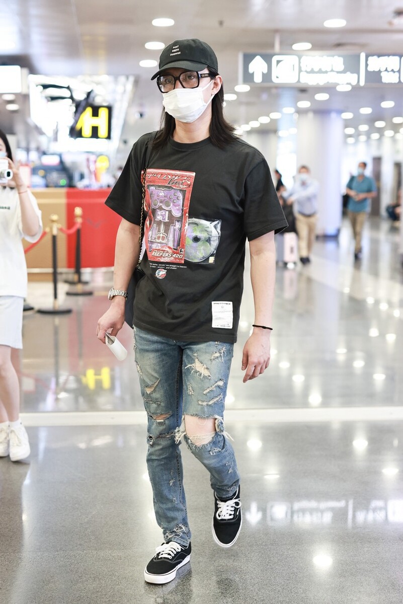 男士穿衣搭配杂志|尹正风格走偏了？紧身裤+披肩长发个性文艺，这样穿真需要胆量