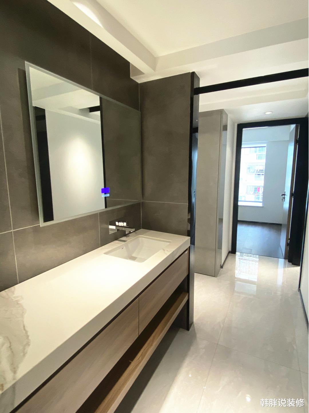 韩胖说装修 130㎡新房硬装刚结束,还没家具和软装,进门就是客厅真少见