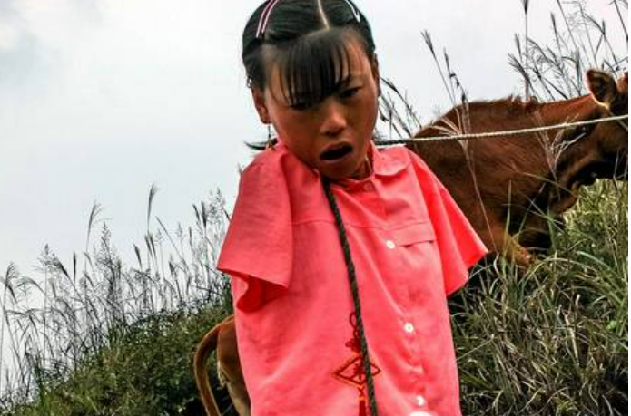 兜妈爱叨叨|“无臂妈妈”喂奶照感动网友,用双腿养活孩子,画面看着就心疼