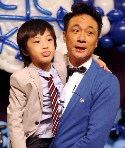 吴镇宇|吴镇宇儿子费曼近照：眼角疤痕仍触目惊心，当时气得怒摔话筒