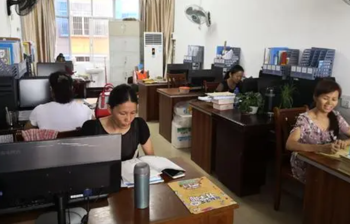 数学|各科老师办公桌对比，其他老师像战场，体育老师让人心疼又想笑