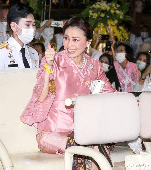 八八尚语UP|苏提达晒照“反击”西拉米，一身粉嫩对镜挥手很减龄，还高贵典雅