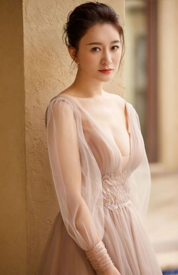 李小冉|李小冉穿“3D透视裙”，身材清晰可见，和钟汉良吻戏曝光？