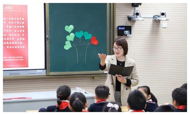 Hi家有小甜椒儿|教师要求“8小时工作制”，称也要带娃要健身，网友：当老师干啥