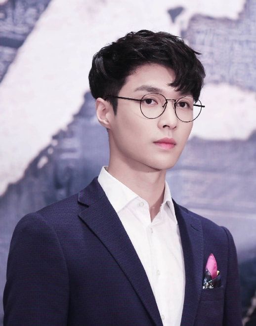 白敬亭|5位“眼镜杀”男星，白敬亭尽显书生气质，易烊千玺撩到你了吗？
