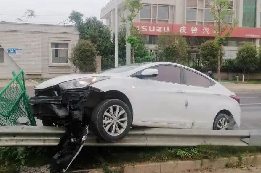 半岛晨报 一司机因为“隔夜酒”中招！饮酒后多久能开车？