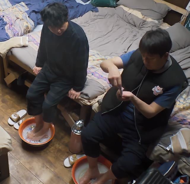 张子枫|张子枫在床上看书，她的“趴姿”引全网女生模仿，变瘦是有原因的