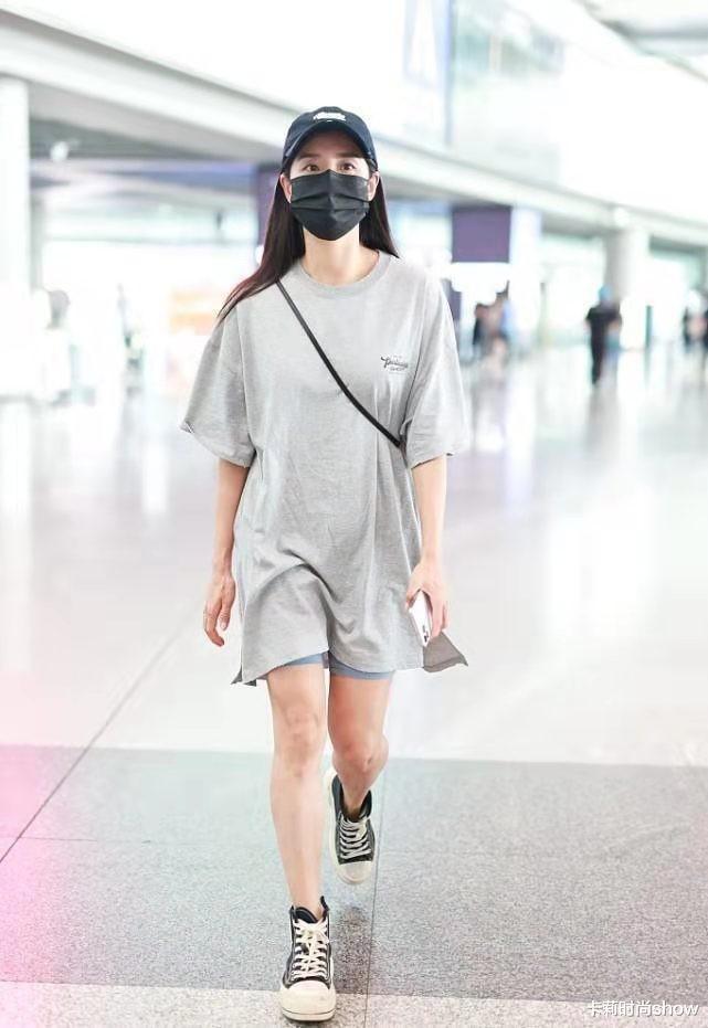 卡莉时尚show|王智穿基础款就出门了,灰T恤像睡衣,颜值高、身材好、底气足!