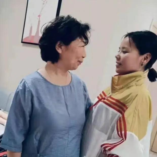 宋佳|熊妈冬至晒闺女，熊磊坐姿引发热议，插筷子的方式一言难尽