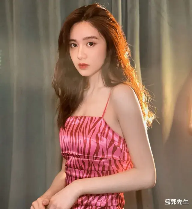 肖战|美娜晒工作照，装扮很清凉，结果被粉丝调侃：你这裹个浴巾？