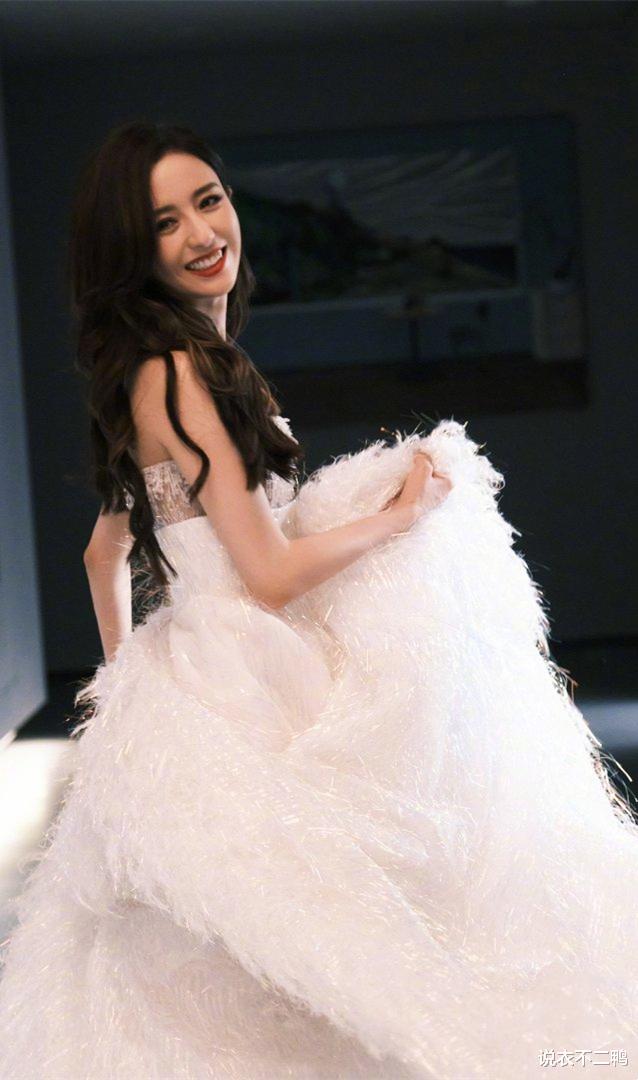 佟丽娅|不愧是时尚女神，佟丽娅一袭白色抹胸礼裙，都穿出了风尚感