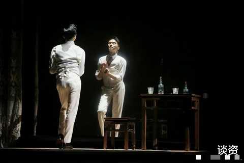 往事只能回味|陈小春等人泳装照曝光，张智霖用手遮羞表情抢镜，袁咏仪这样回应