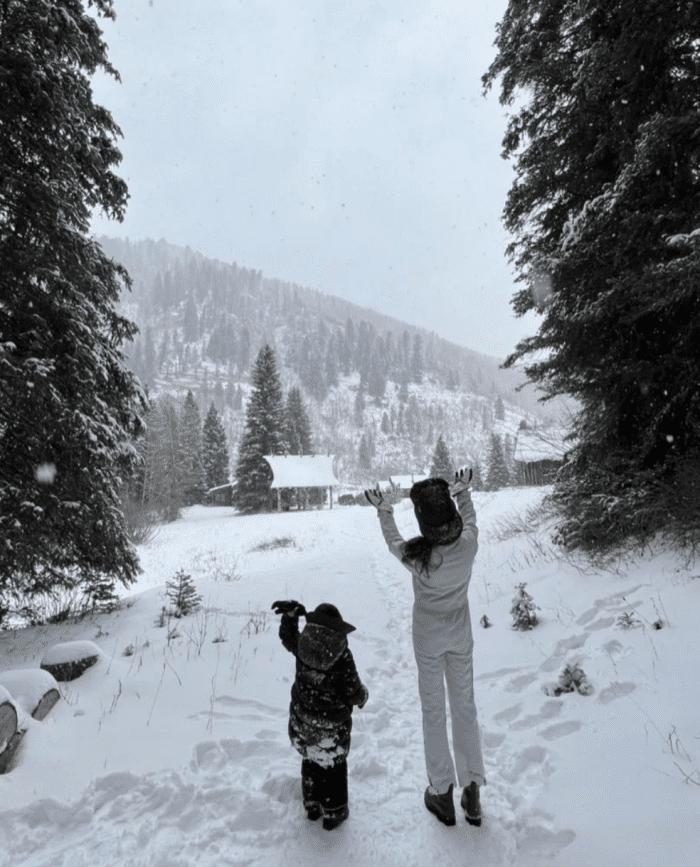 陈冠希|秦舒培晒温馨全家福，女儿亭亭玉立，陈冠希罕见穿西装颜值回春