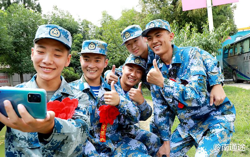 李政宰 体重较大的青年，去当兵怎么样？努力的人成为了帅哥！