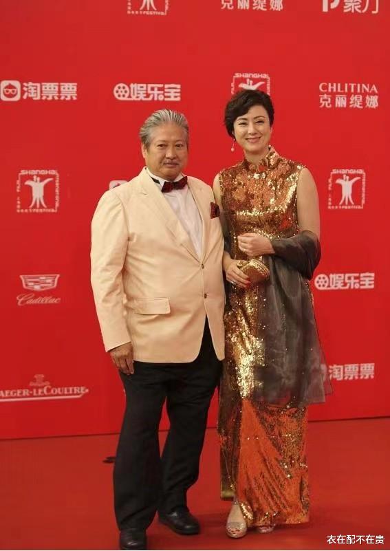 衣在配不在贵 洪金宝携小13岁妻子亮相，高丽虹穿长裙显贵气，56岁仍有超模身材