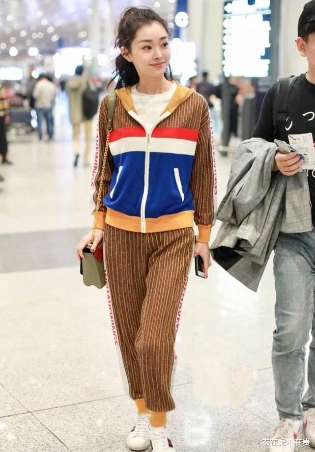 衣在配不在贵 宋轶不愧是郭麒麟绯闻女友，穿套装美得像空姐，知性造型让人惊艳