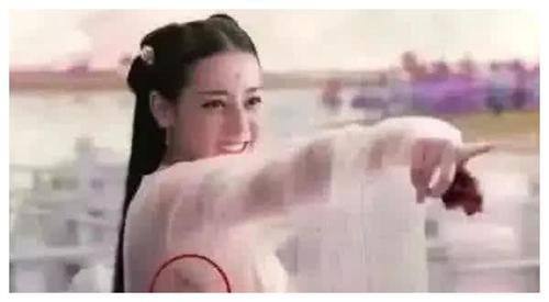 迪丽热巴|小孩子不敢看的穿帮镜头，迪丽热巴衣服都破了一个洞，还笑的辣么开心