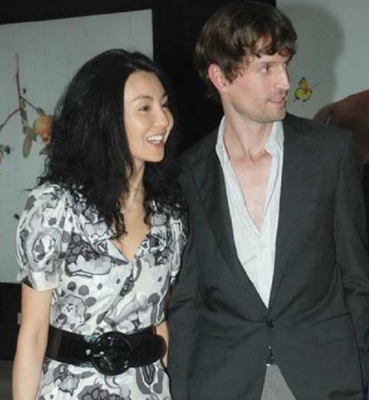 刘銮雄|张曼玉：情路坎坷，至今仍然单身，57岁与狗作伴