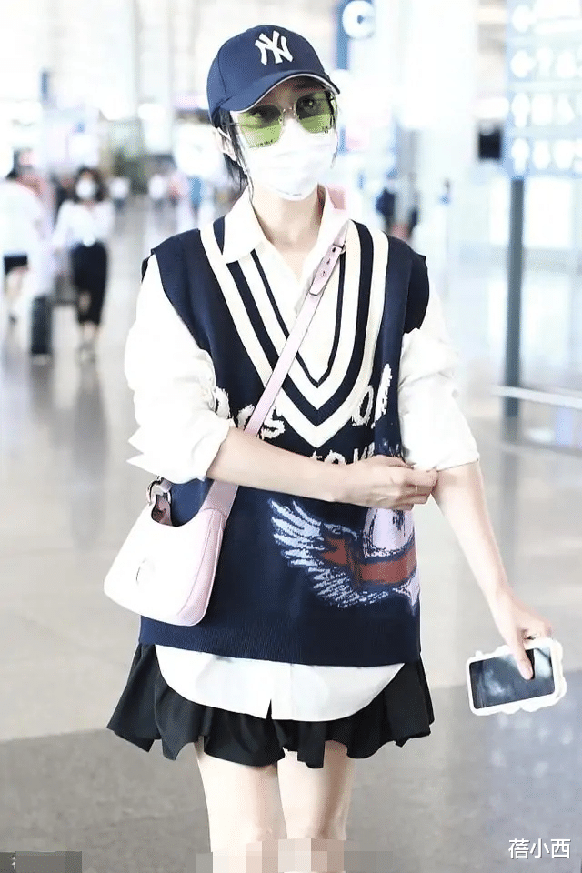 蓓小西|又被范冰冰的私服惊艳！穿针织背心搭配衬衫，再配短裙像个大学生