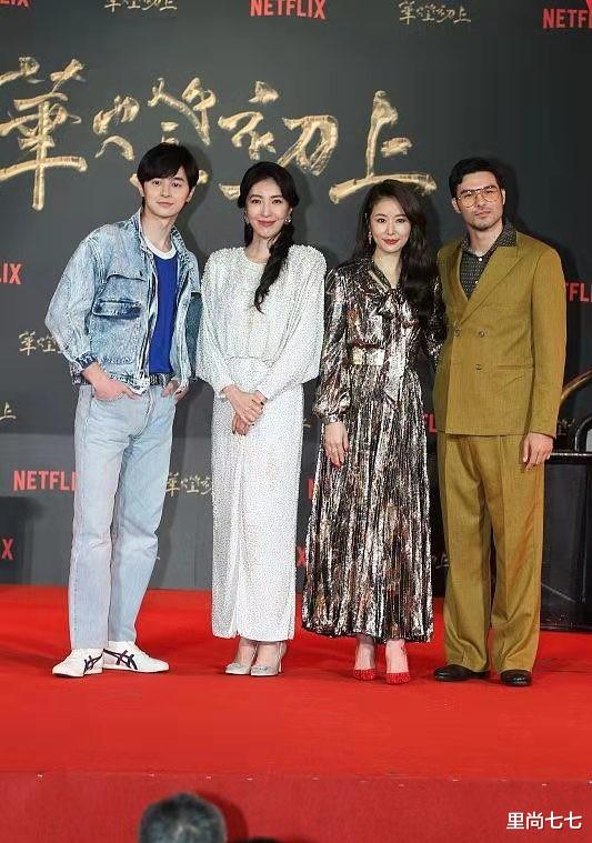 林心如 林心如怎么变这样了！鎏金长裙穿出浓浓油腻感，一做大表情脸就垮