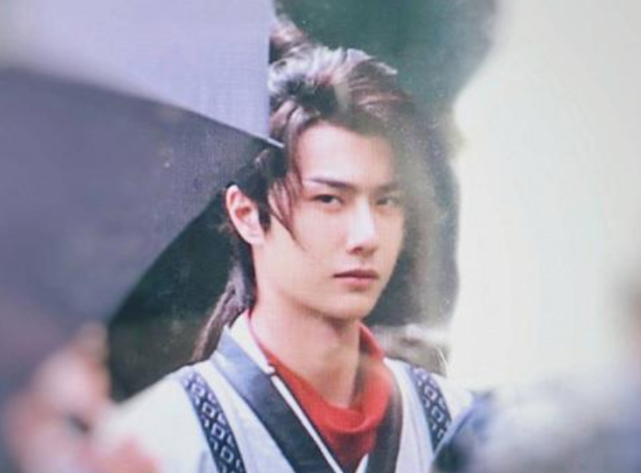 肖战|肖战《玉骨遥》曝路透，腰板挺直仪态佳，身旁又现横店鹰眼？