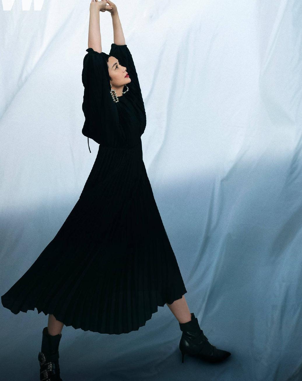 牛仔裤|蒋雯丽真是越老越有气场，白色西装配牛仔裤干练利落，气场全开