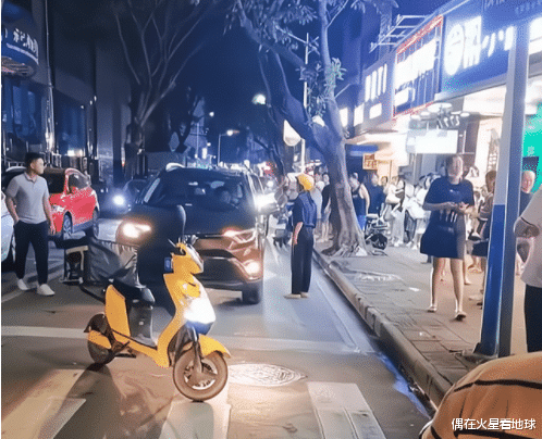 台州 女外卖员辛苦送外卖时撞见老公和小三,情绪崩溃后现场砸车!