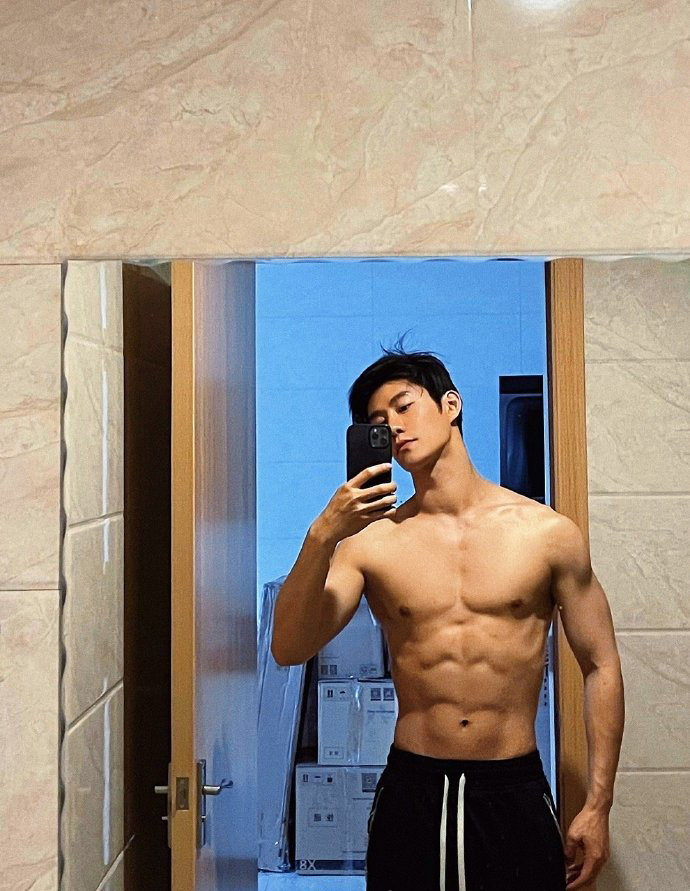 健身达人|是演员也是健身达人,麒麟臂塑造的结实健壮,腹肌线条棱角分明!