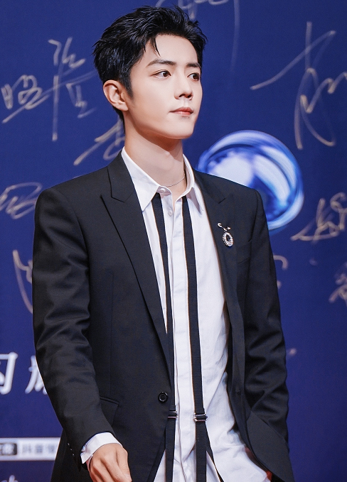 王一博|博君一肖撞衫，品牌认领出偏差引战粉丝，却忽略他俩其实不容易