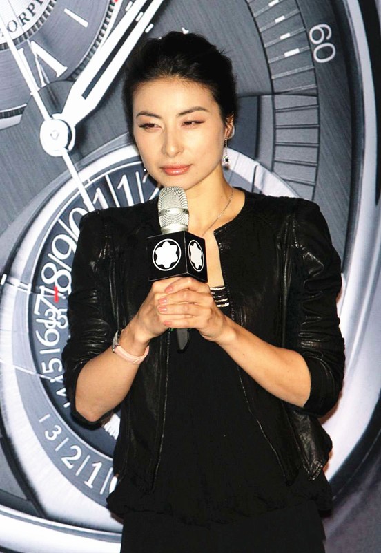 张怡宁|郭晶晶和张怡宁同框参加活动，一个机车简约风，一个白色刺绣风