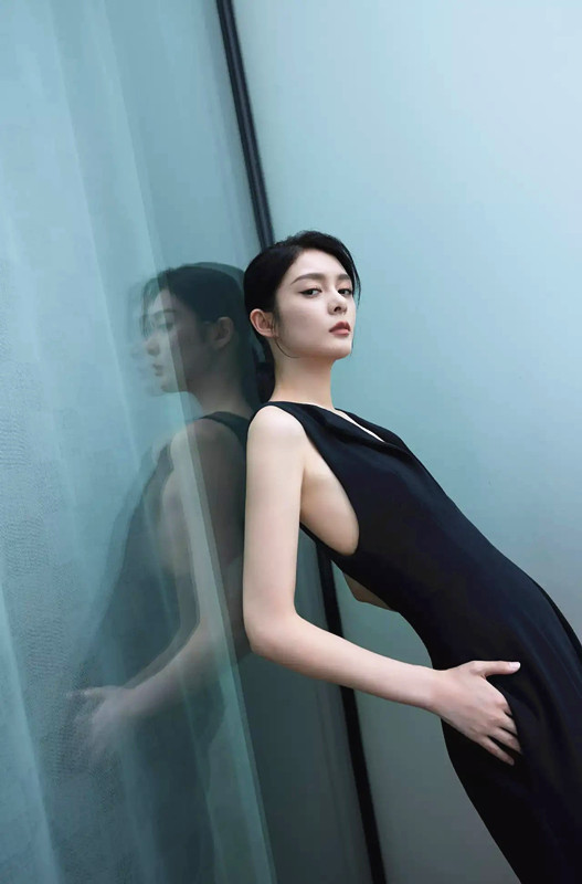 全球时尚号|“火箭少女”傅菁，穿深V礼服秀身材，一颦一足都是高冷范