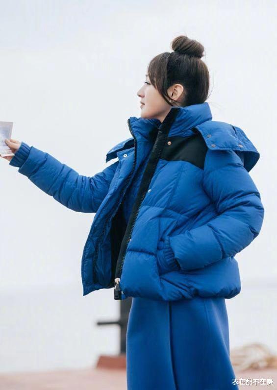 衣在配不在贵 杨钰莹老了还走玉女路线，梳丸子头很减龄，但穿得没工作人员时髦