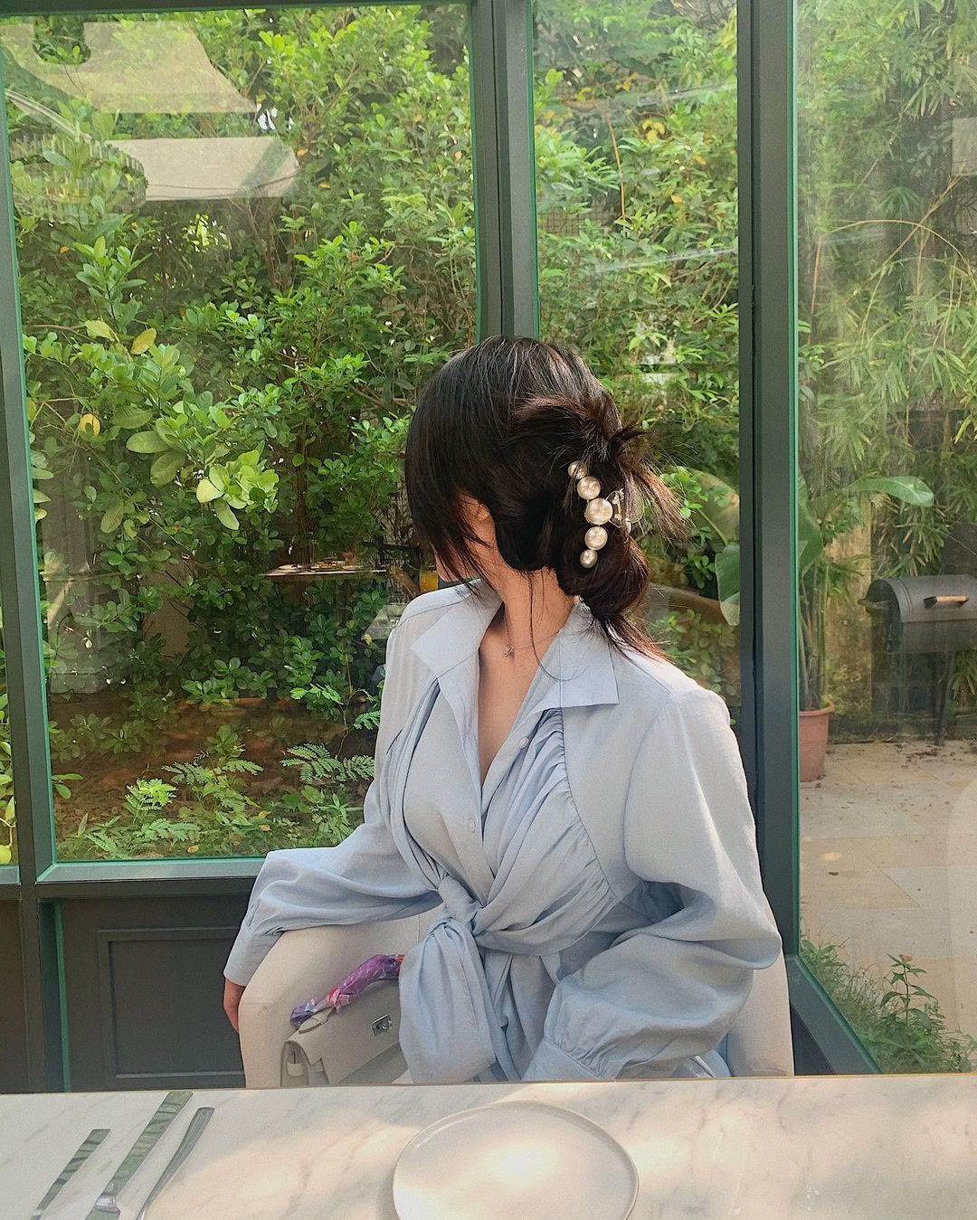 儒雅随和老绅士|在医院的草地遇到个大哭的女人，知道她哭的原因，我给了她一万元