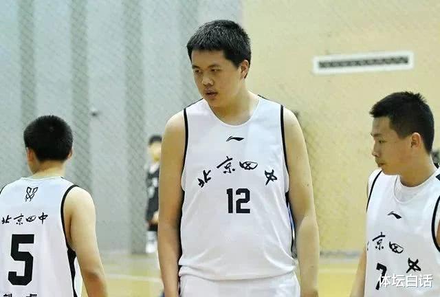 宋杨|44岁王治郅陪二婚娇妻吃烧麦！受到粉丝追捧，前妻是司令女儿