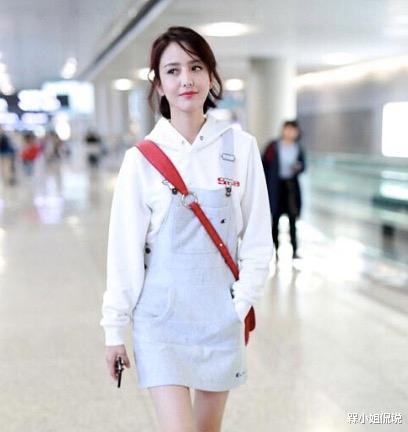 槑小姐侃说|佟丽娅离异后变“叛逆”，穿错位式半裙上节目，非但不土还挺洋气