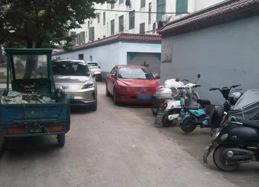 义乌快报 堵！堵！堵！义乌这个村难通行，竟是因为私家车随意停放