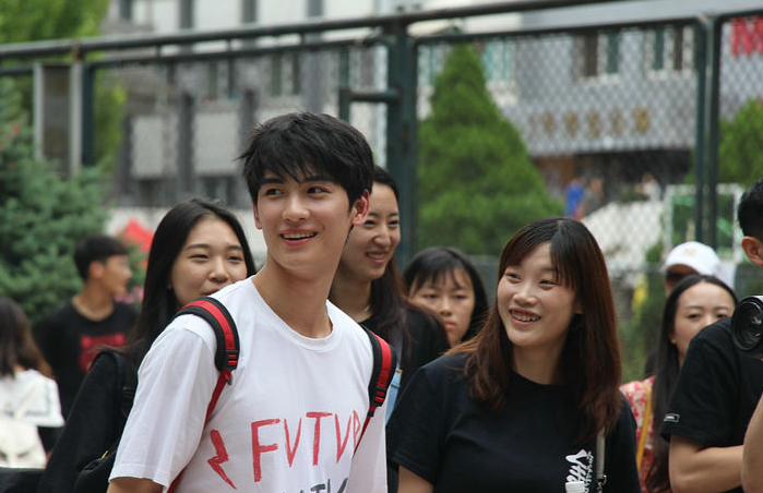 糯妈育儿经|刚上大一就有人追的女生，多半都有这4个特征，看看你中标了吗？