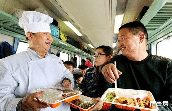 南書房 火车上旅客上千人，为何却难售出几十份盒饭？内行人道出“猫腻”