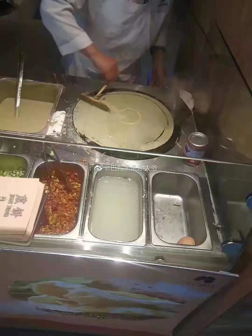 时评二姐 变态!女子餐厅被泼不明液体,网友:我的早餐被男同事加了体液!