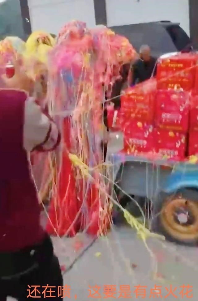 邹俊岚说 温州:大喜日新娘与伴娘被彩花喷成“盘丝洞”,网友:可怕!